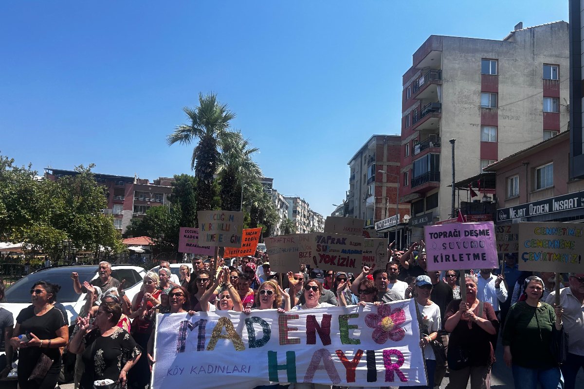 Kemalpaşa’da Madene Hayır pankartıyla adliyeye yürüyen kalabalık