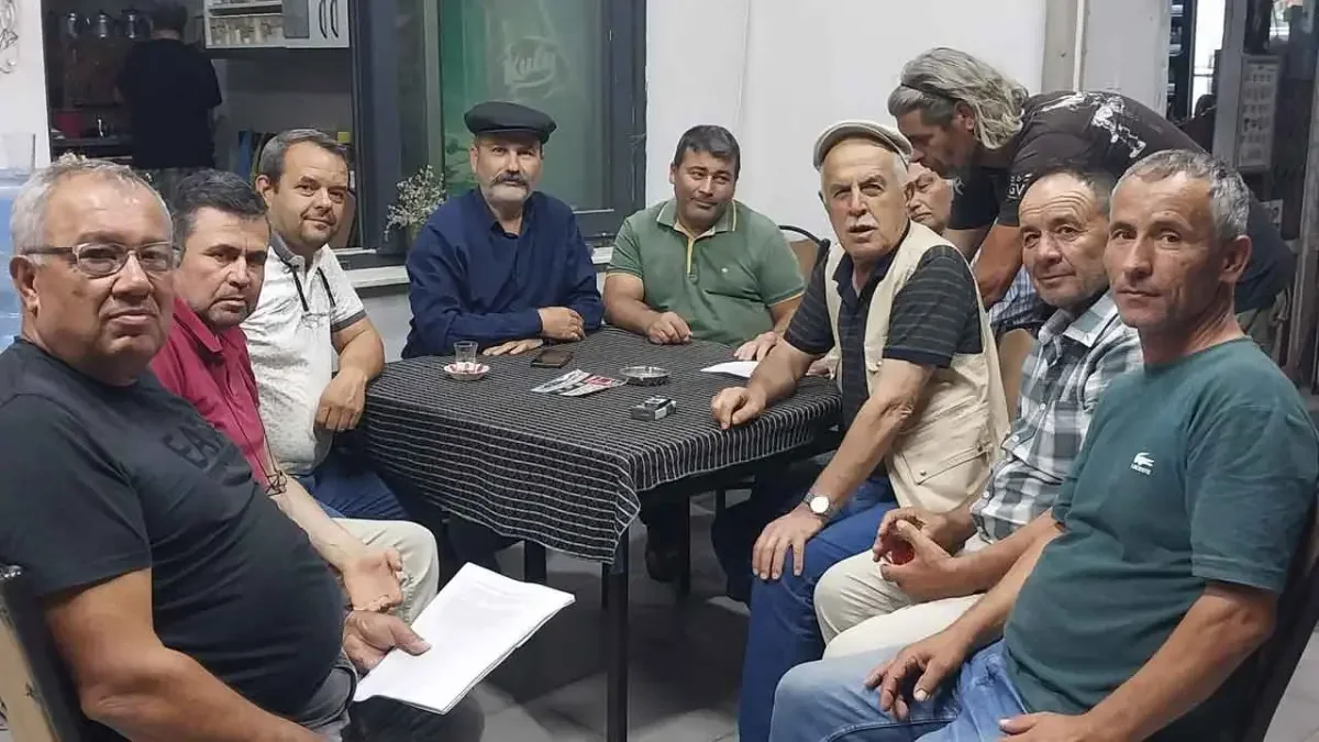 Yukarıkızılca’daki imza çalışması için bir masa çevresinde bir araya gelen mahalle sakinleri