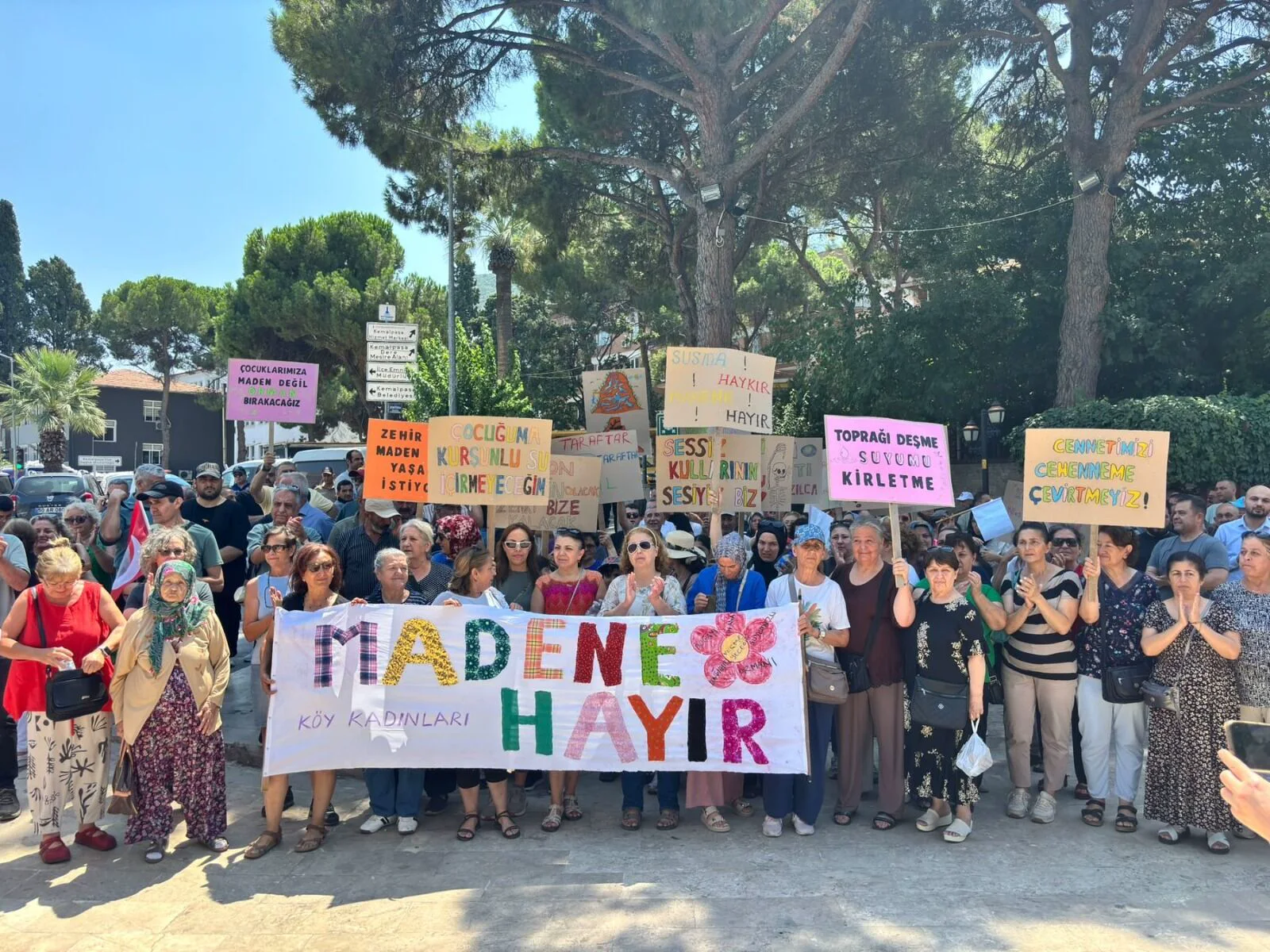 Kemalpaşa’da Madene Hayır pankartı ve el yapımı dövizlerle bir araya gelen kalabalık