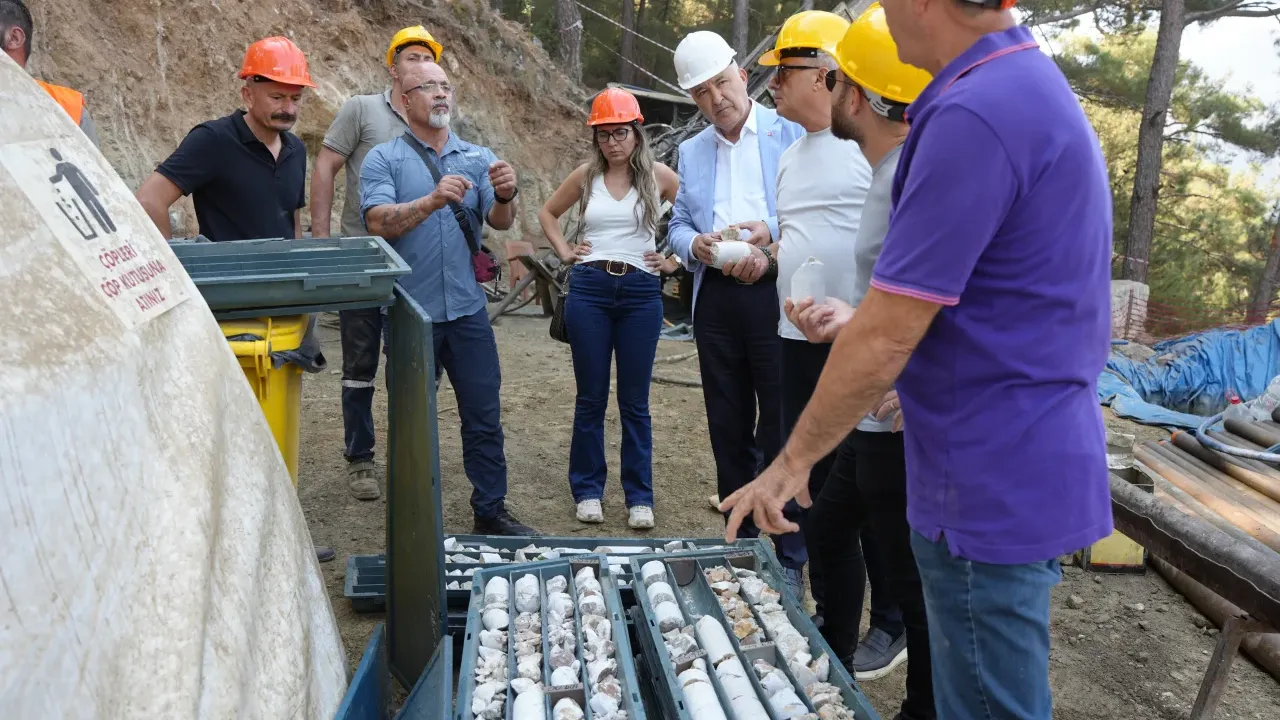 Saha ziyaretinde açılmış sondaj karot kutularını inceleyen teknik ekip ve yerel yöneticiler