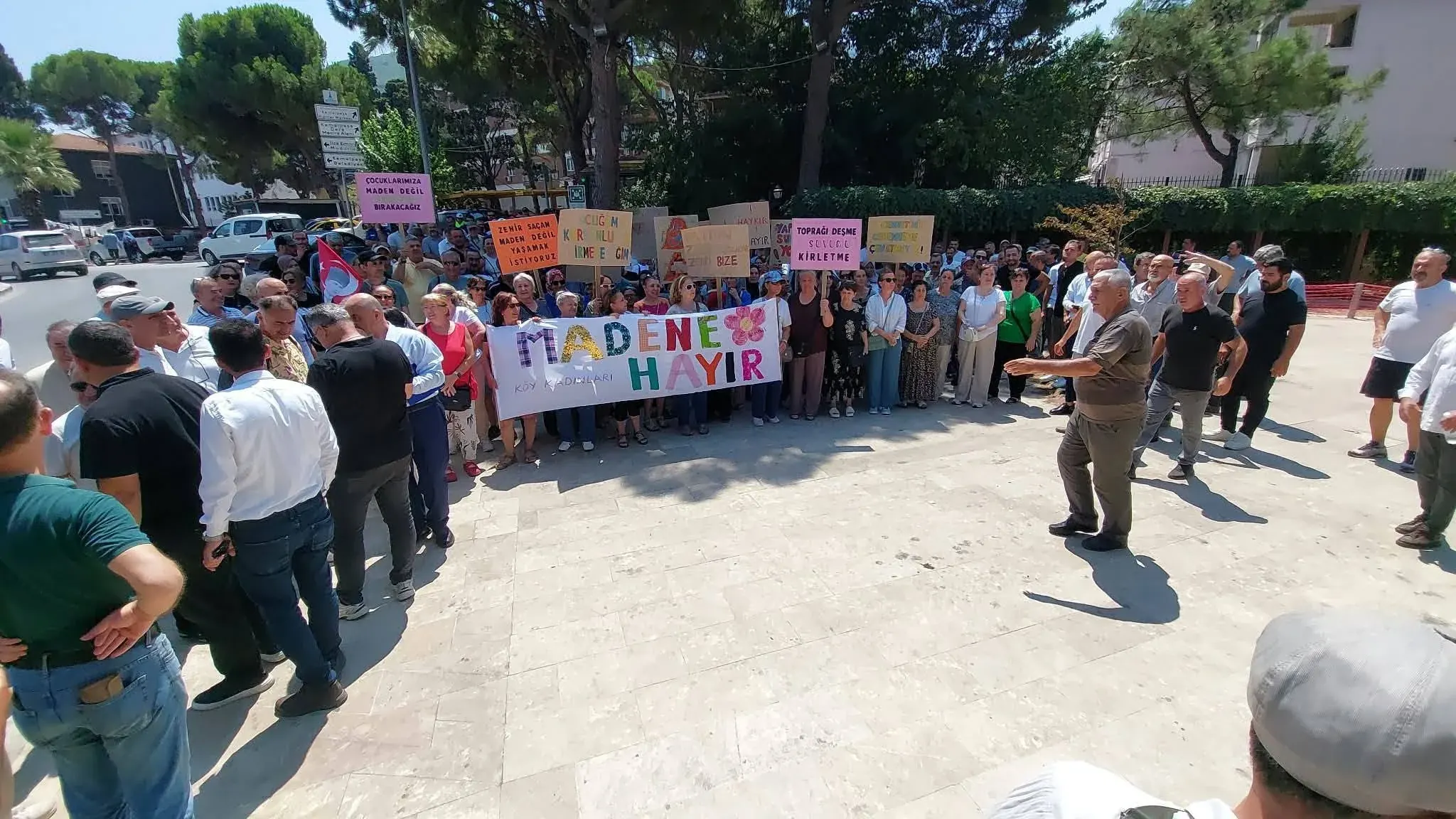 Kemalpaşa Adalet Sarayı önünde Madene Hayır pankartıyla bir araya gelen kalabalık