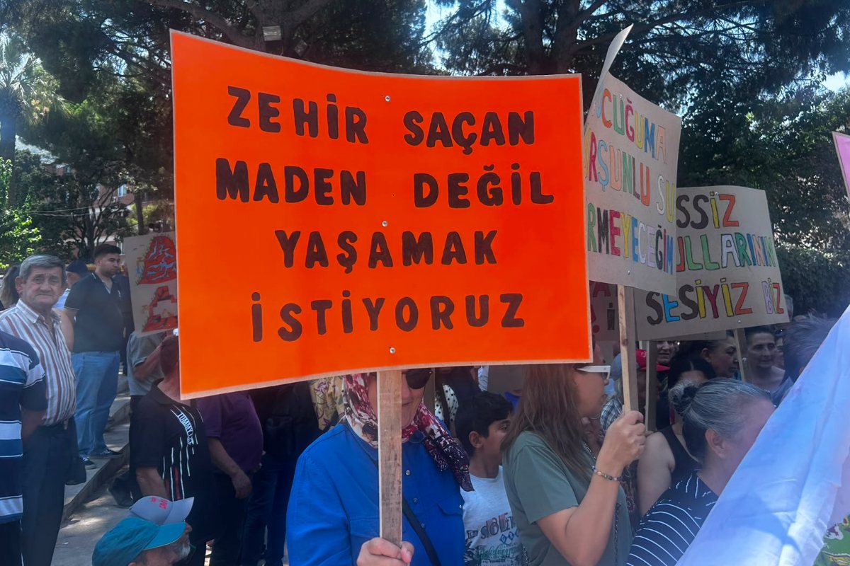 Kemalpaşa’daki yürüyüşte ortak yaşam çağrısı taşıyan pankartlar ve katılımcılar