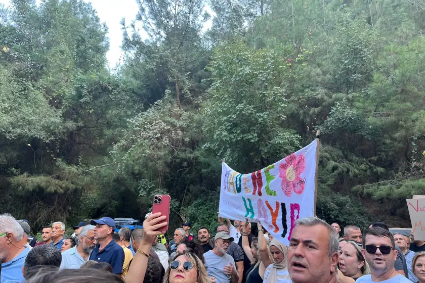 Mahmut Dağı çevresindeki ağaçlık alanda Madene Hayır pankartı taşıyan katılımcılar