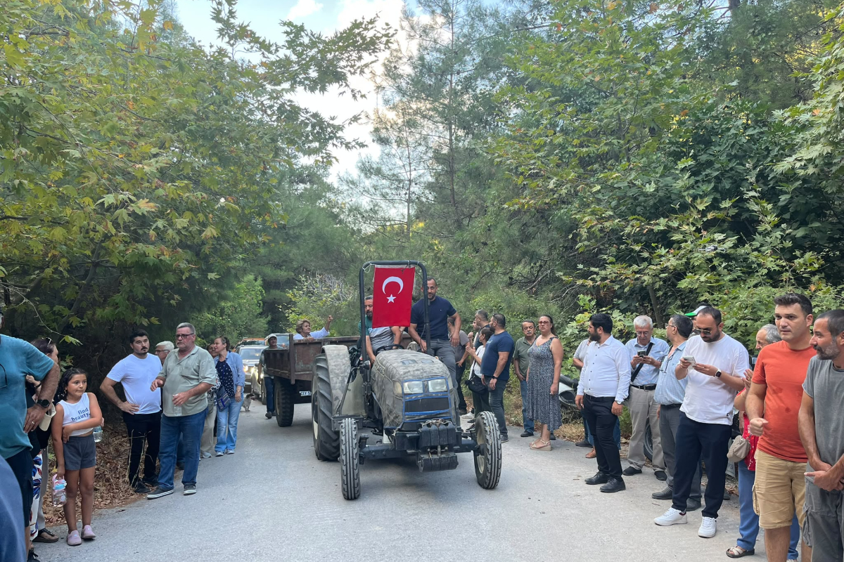 Mahmut Dağı çevresindeki ağaçlık yolda traktör ve yürüyüşe katılanlar