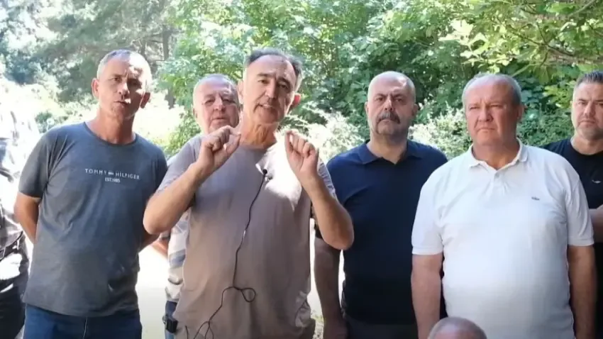 Ağaçlık alanda konuşan Alim Murathan ve çevresindeki katılımcılar