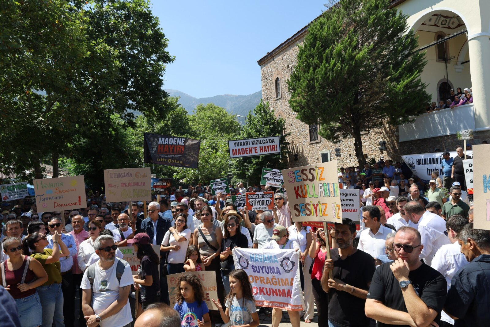Yukarıkızılca'daki basın açıklamasında pankart taşıyan köylüler ve yaşam savunucuları
