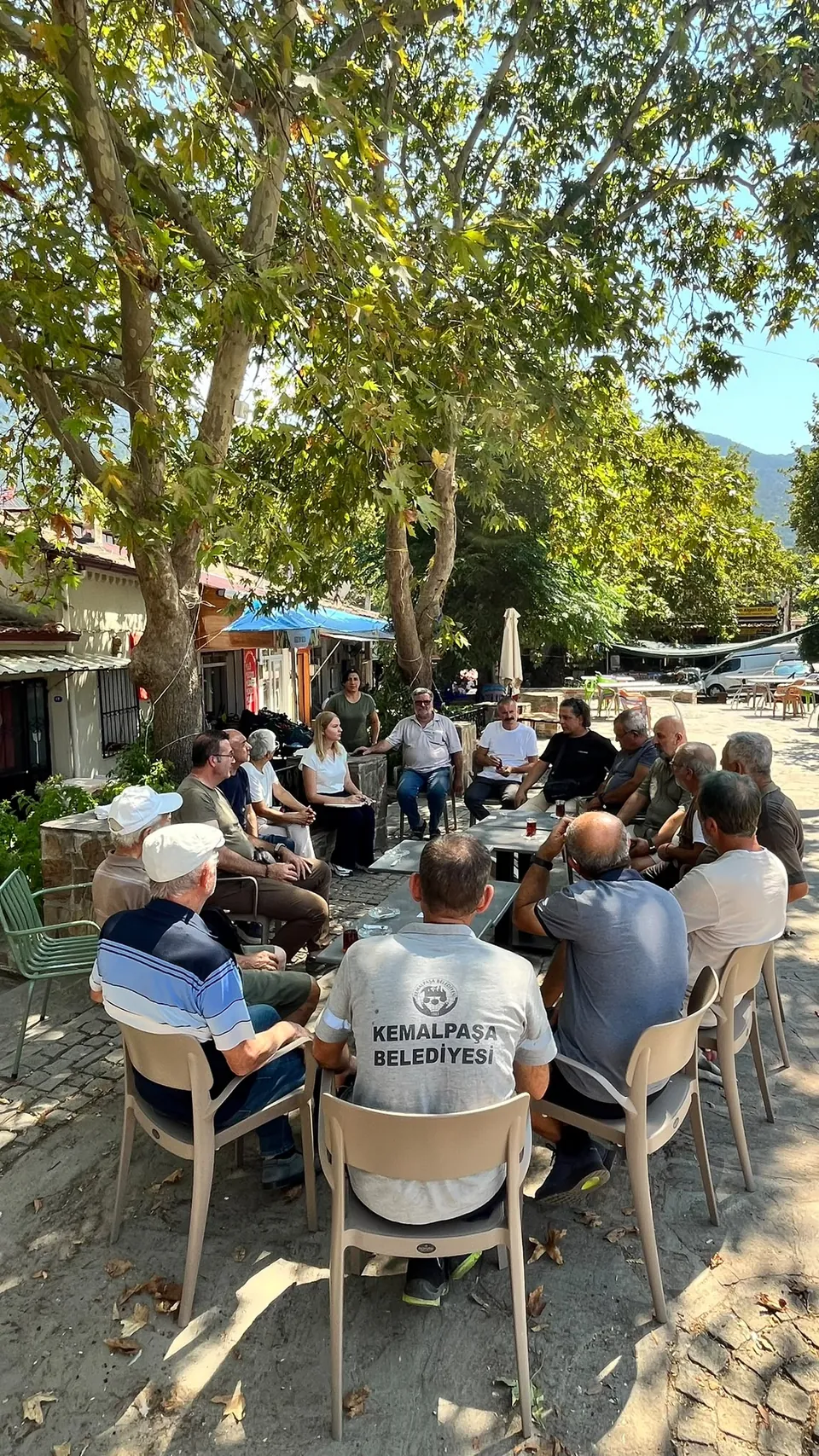 Yukarıkızılca Köy Meydanı’nda ağaçların altında halka oluşturarak botanik buluşmasına katılan mahalle sakinleri