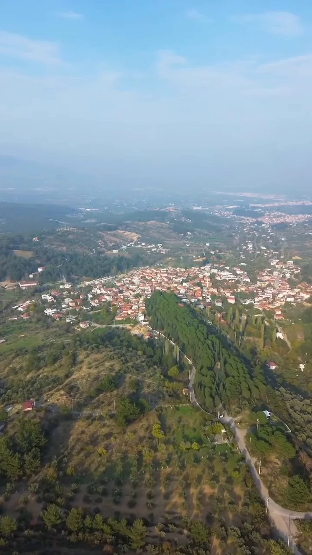 Mahmut Dağı eteklerindeki Yukarıkızılca’nın havadan görünümünü gösteren kampanya filmi kapağı