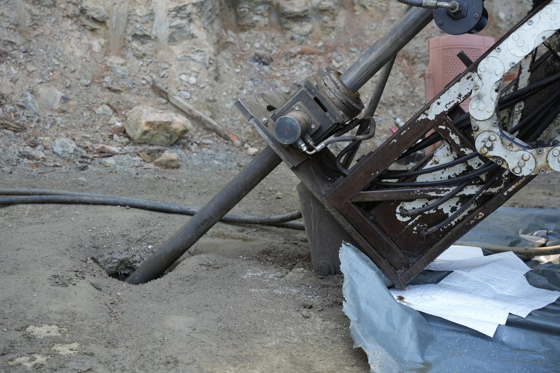 Kaya zemine sabitlenmiş metal ekipman, boru ve hortumlar